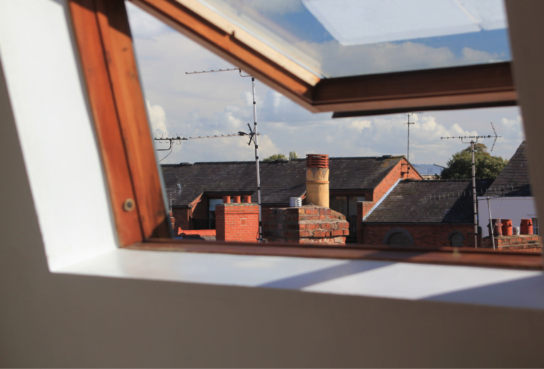 La pose d’une fenêtre de toit Velux